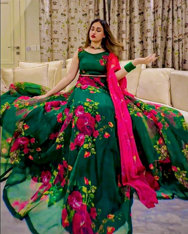 Antique Fashion 1 You gonna love elegance with Modern touch ,Here we Presenting Exclusive Real shoot Design 🌸