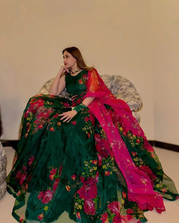 Antique Fashion 1 You gonna love elegance with Modern touch ,Here we Presenting Exclusive Real shoot Design 🌸