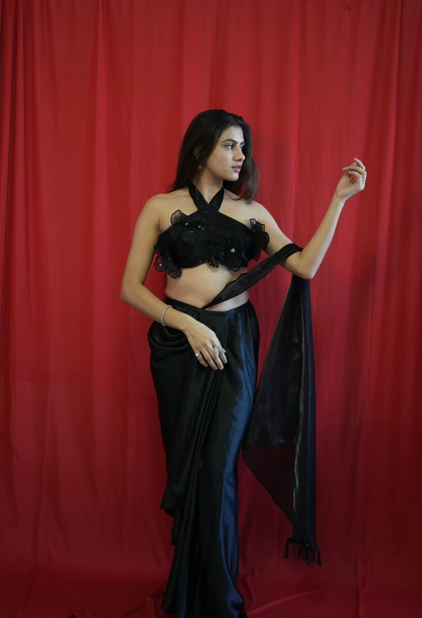 Antique Fashion 1 You gonna love elegance with Modern touch  Here we Presenting Designer western collection  - Black