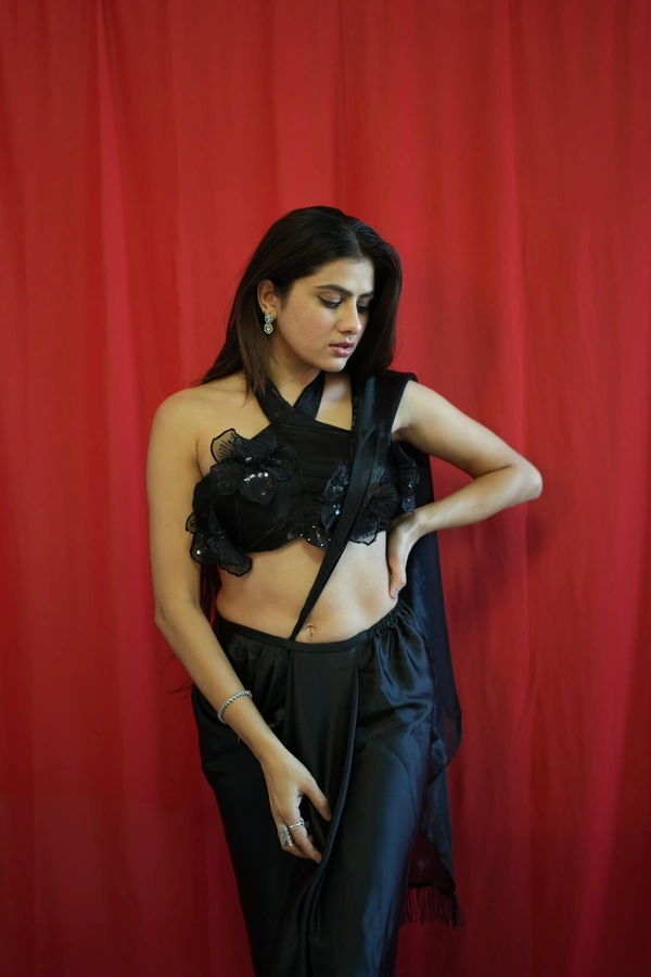 Antique Fashion 1 You gonna love elegance with Modern touch  Here we Presenting Designer western collection  - Black