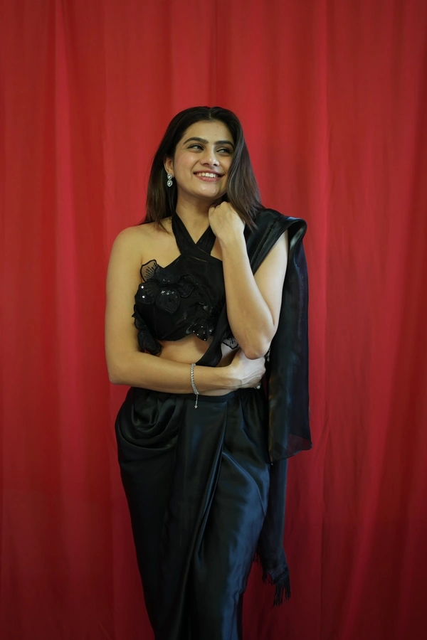 Antique Fashion 1 You gonna love elegance with Modern touch  Here we Presenting Designer western collection  - Black