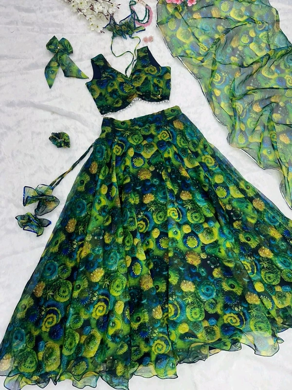 Antique Fashion 1 You gonna love elegance with Modern touch ,Here we Presenting Exclusive Real shoot Design 🌸