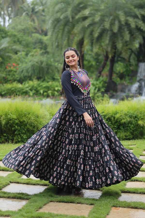 Antique Fashion 1 Gown - Black