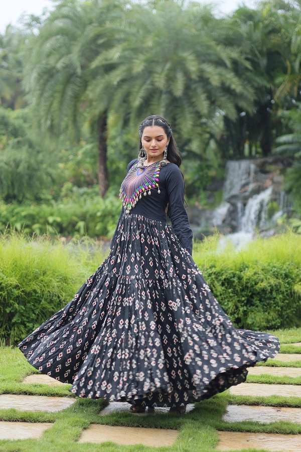 Antique Fashion 1 Gown - Black