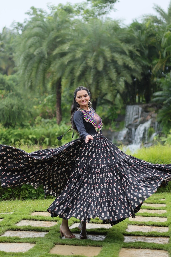 Antique Fashion 1 Gown - Black
