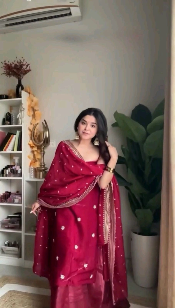 DSS 5854 KD
 New Satin  JIMI CHOO Kurta Plazo Set
Work  thread with Sequnce 


 - XL-42