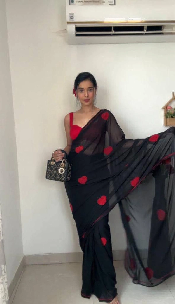 WDW Designer Saari  - Black