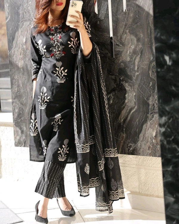 SF3 5052 NEW LUNCHIN *Beautiful Cottan Kurtis pent with Mulmal duptta* - M-38