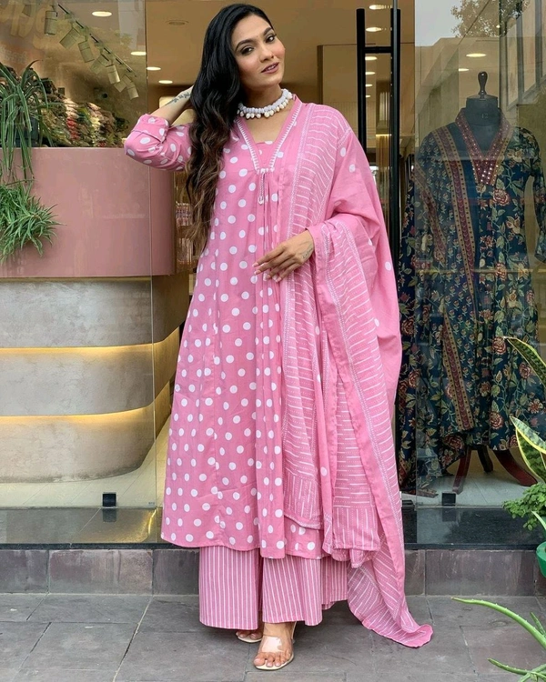 SF3  5492 New lonch Designer three piece*V* *Neck* *Yoke* Mughal block kurti pant dupatta set in *Premium fine block Mul cotton* whit digital print  - L-40