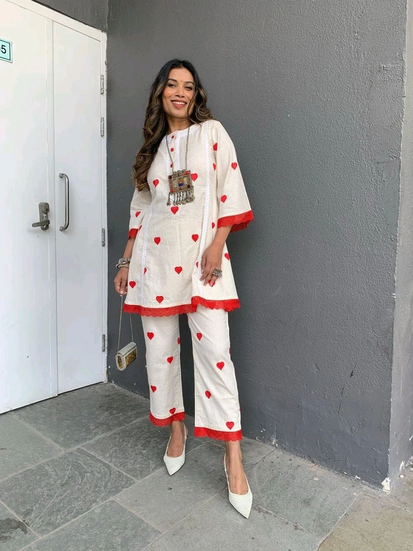 KDC 5604   Beautiful Cotton  Co-ord Design for Gorgeous ladies  New to our smart premium woven cotton co-ord set  less work  One Side Pocket  - L-40
