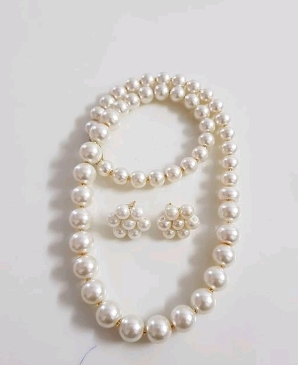Trendy Pearls Necklace Set 