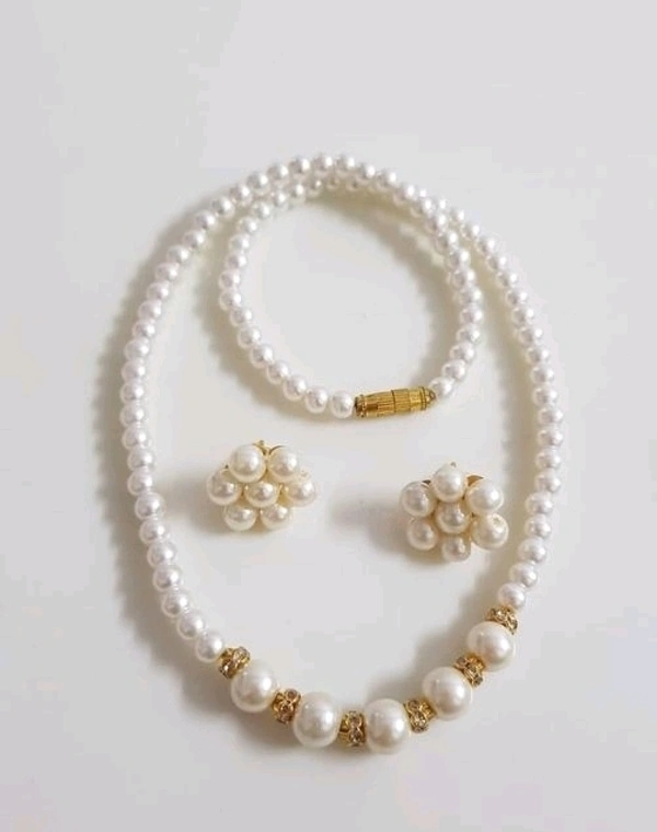 Trendy Pearls Necklace Set 