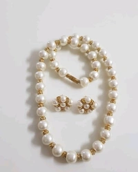 Trendy Pearls Necklace Set 