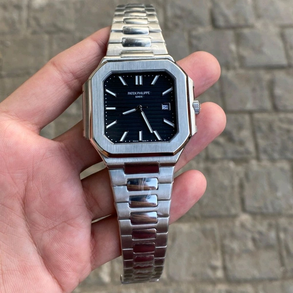Analog Nautilus Non Comparable Original Japanese Battery Operated Machinery Watch - SRN3