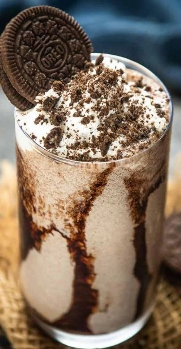 Creamy Oreo Milkshake (Cookies and Cream Milkshake)