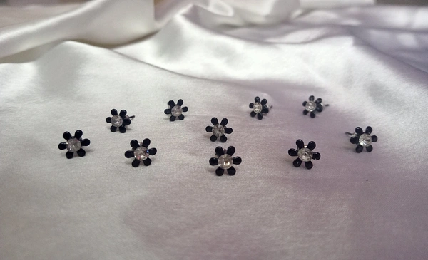 SIMPLE STUD EARRINGS