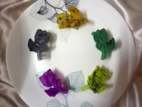 SCRIBBLED TULIP HAIR CLAWS  - Screamin' Green