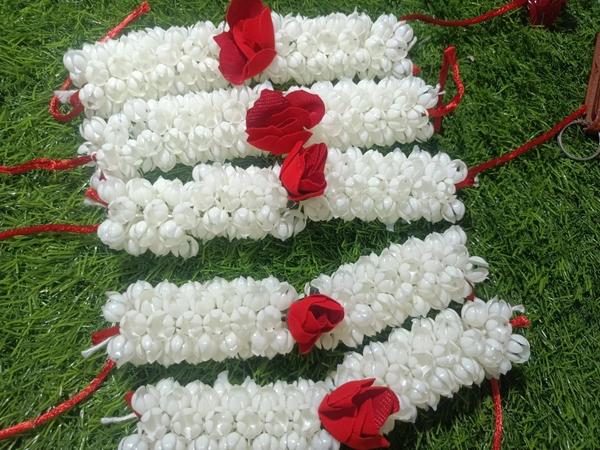4033 Gajra  Flower Red White.