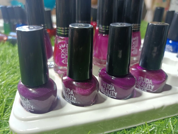 6007 Huda beauty Nail Polish 