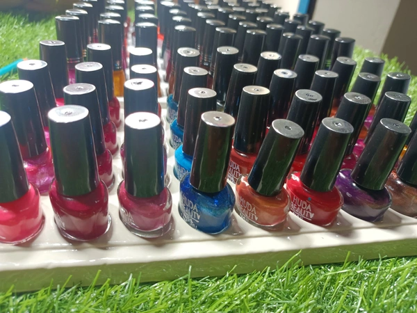 6007 Huda beauty Nail Polish 