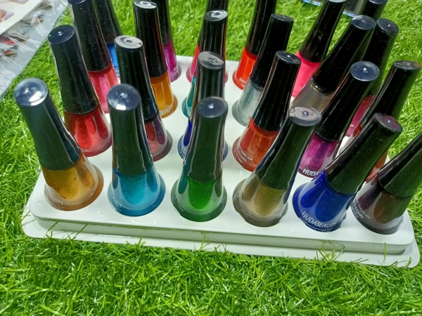 6012 Huda beauty Nai Polish 