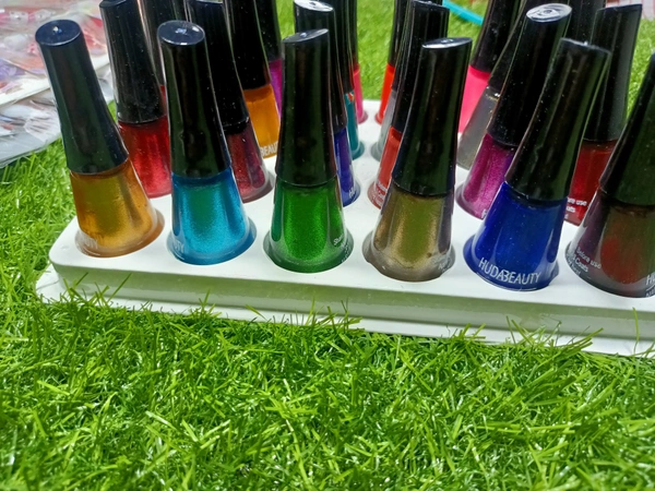 6012 Huda beauty Nai Polish 