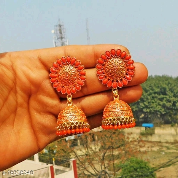 Beautiful jhumka 
Base Metal: Alloy