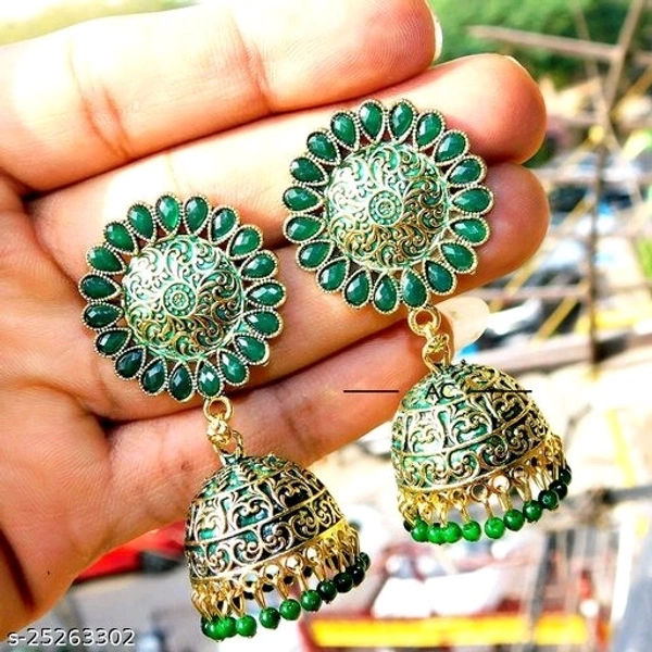 Beautiful jhumka 
Base Metal: Alloy