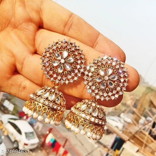 Beautiful jhumka 
Base Metal: Alloy