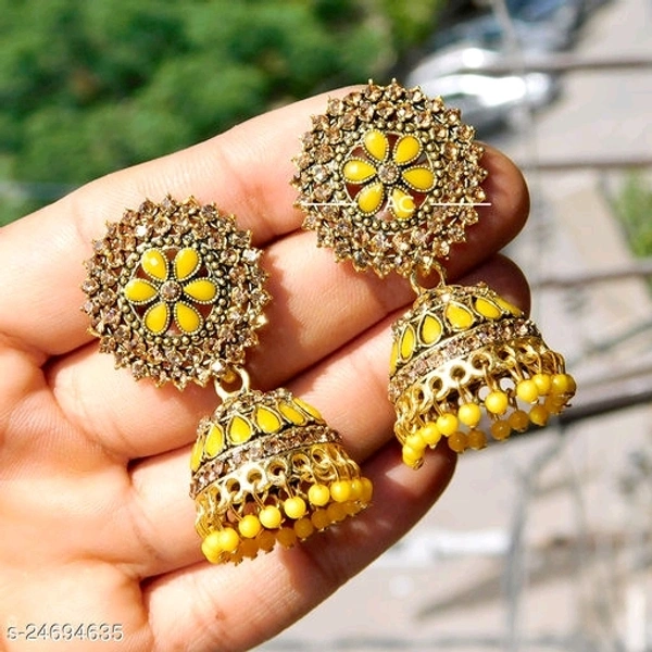 Beautiful jhumka 
Base Metal: Alloy