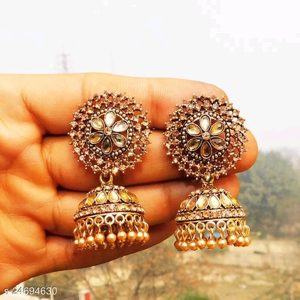 Beautiful jhumka 
Base Metal: Alloy