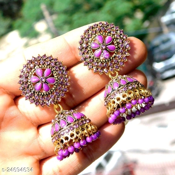 Beautiful jhumka 
Base Metal: Alloy