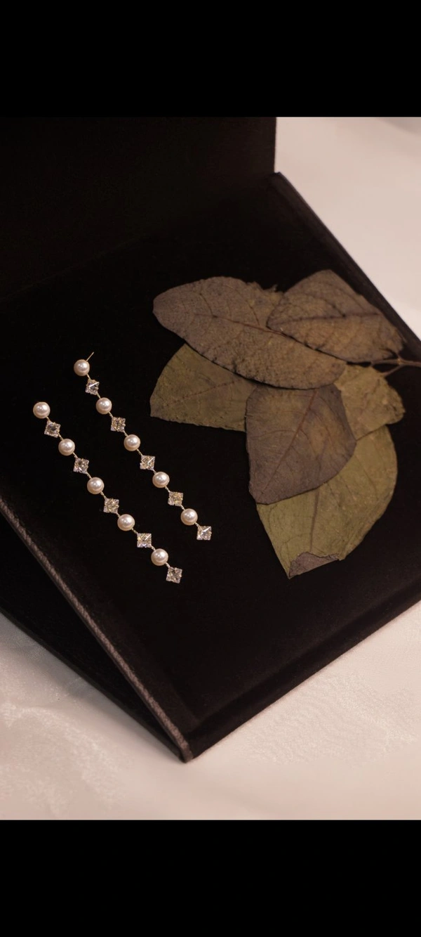 Hanging Perl Earring 