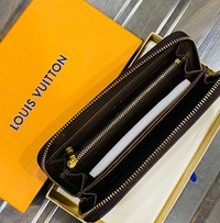 Louis Vuitton Premium Purse 