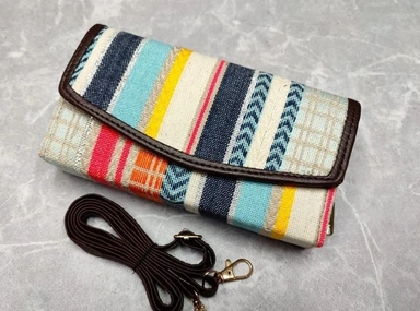 WALLETS & POUCHES