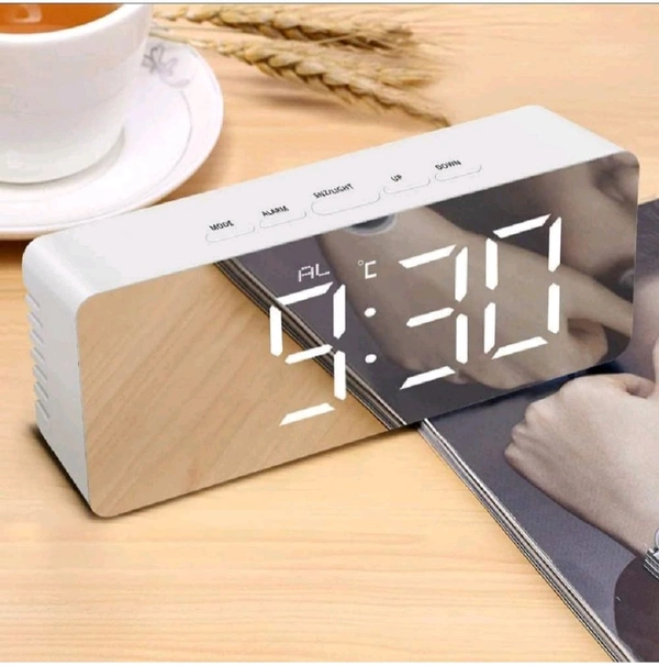 Digital table clock