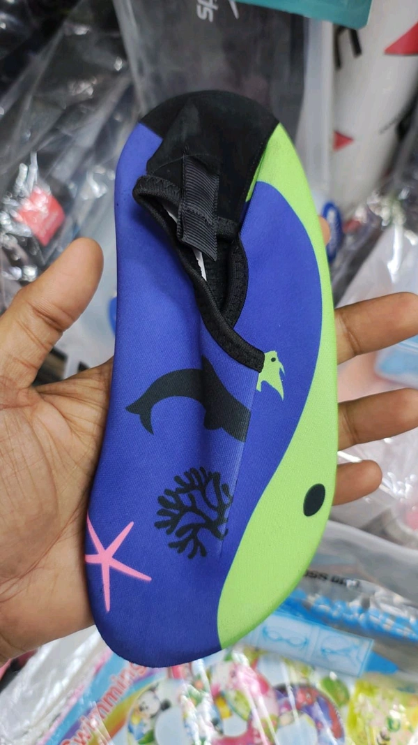 Swimming shoes 