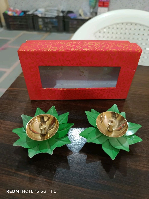 Green leaf diya pair