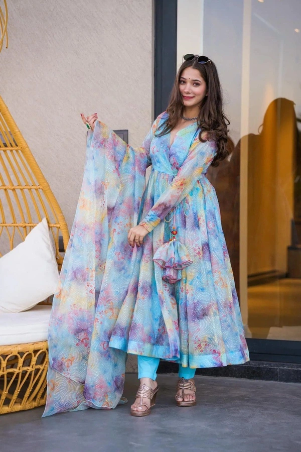 NEW ĐĚSIGNER PARTY WEAR GOWN.AND DUPPATA ,PANTLOOK NEW - FREE