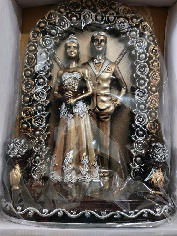 Couple Statue
