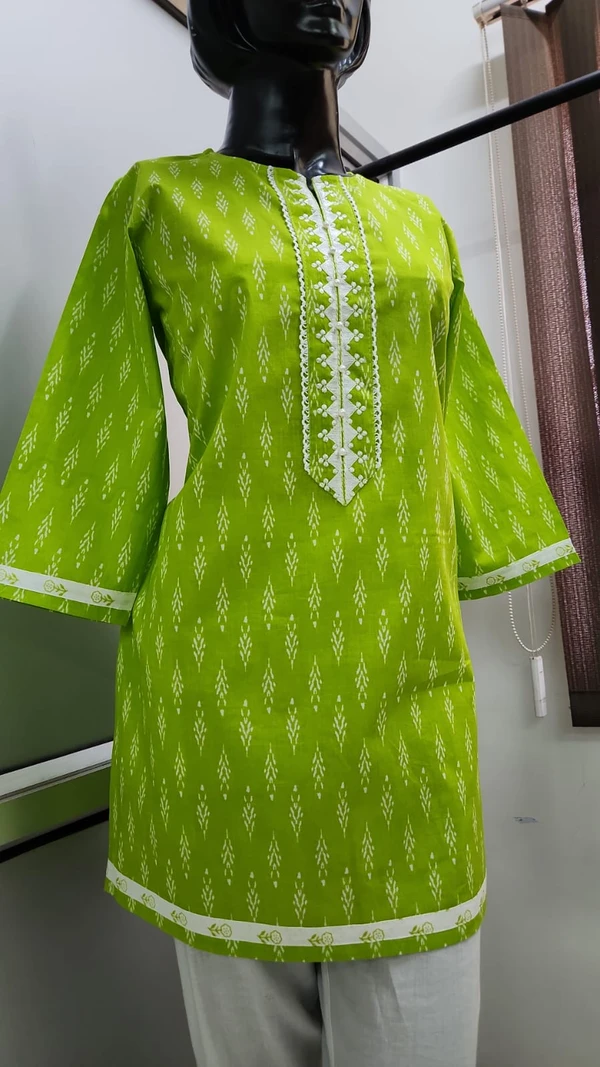 Parrot Green Lace Around Yoke Print Regular Kurti - 2XL