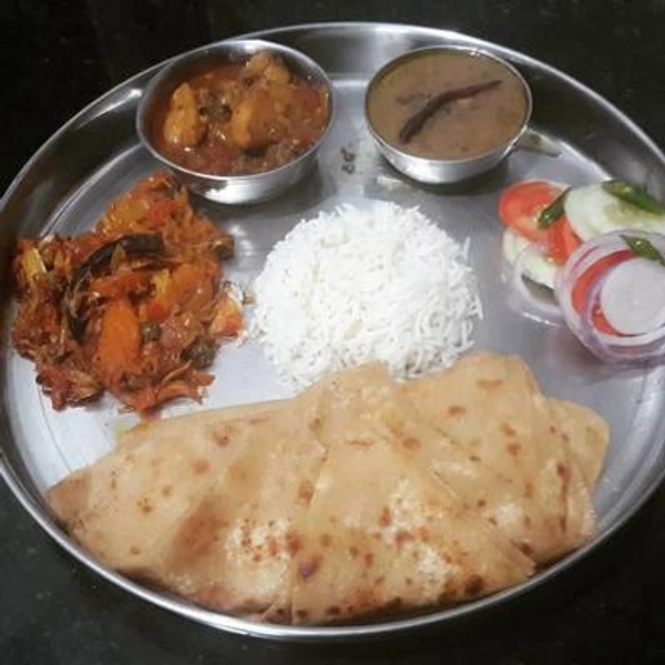 स्पेशल थाली -घी रोटी 4, चावल, डाल फ्राई,सब्जी, सलाद, अचार
