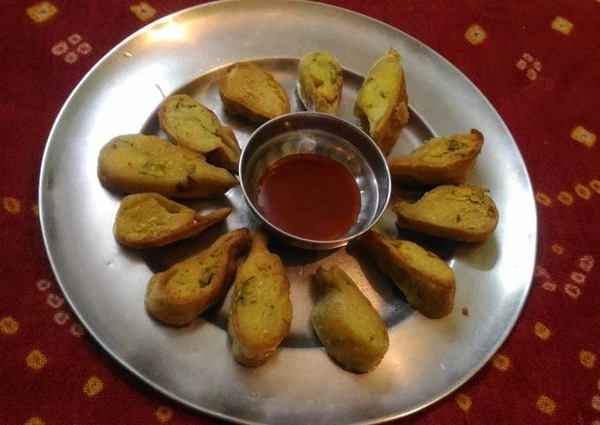दाल पिठा 4पीस फ्राई,चटनी 