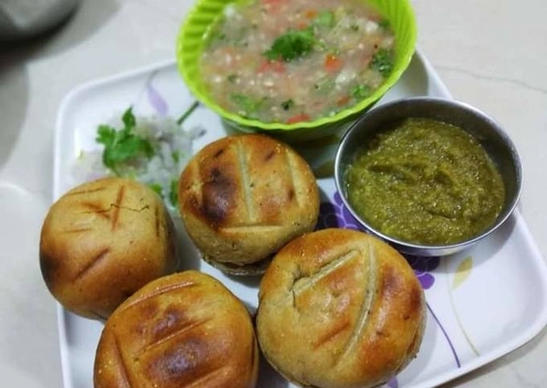 लिट्टी  4पीस, चोखा, चटनी, सलाद, हरी मिर्च फ्राई(ऑर्डर समय सुबह 6 बजे से साम 6बजे तक)