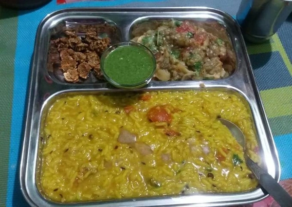 खिचड़ी, चोखा, सलाद, अचार, पापड़,(केवल शनिवार को ऑर्डर लिया जाता है)
