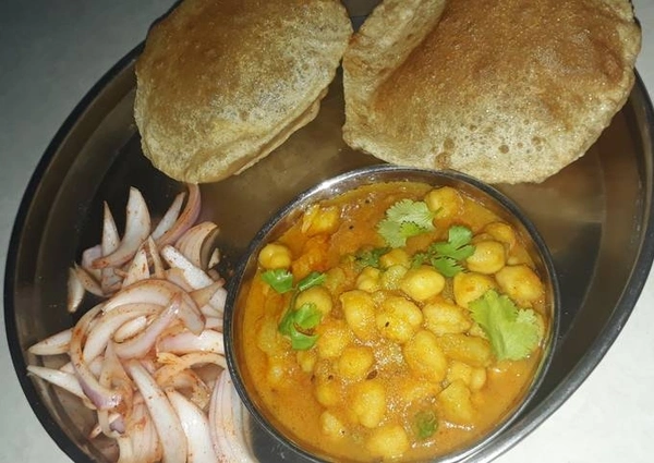 छोला, पूरी 6पीस सलाद 