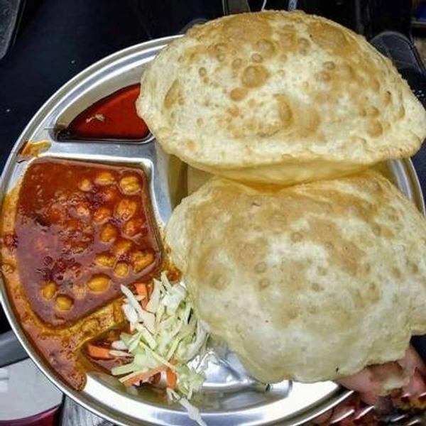 छोला, बटुरा 4पीस, सलाद 