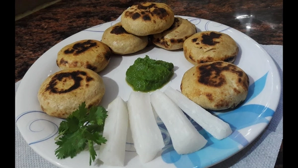 लिट्टी आलू भरा 4 पीस चोखा सलाद चटनी 
