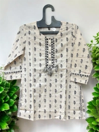 Raspberry Elegant Beige Paisley Short Kurti - off white, M