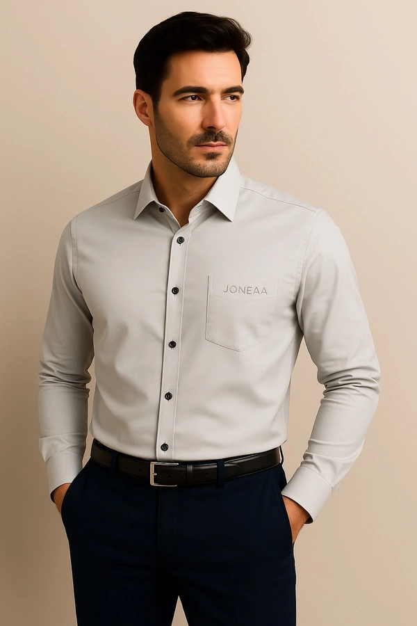 Joneaa  Ye light grey shirts ko us blue shirt wale model ko pahnaye  - L Grey, M
